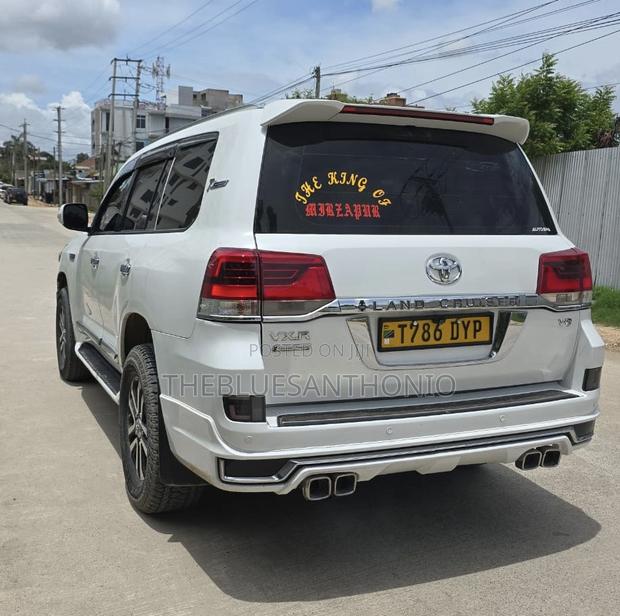 Toyota Land Cruiser 2010 White