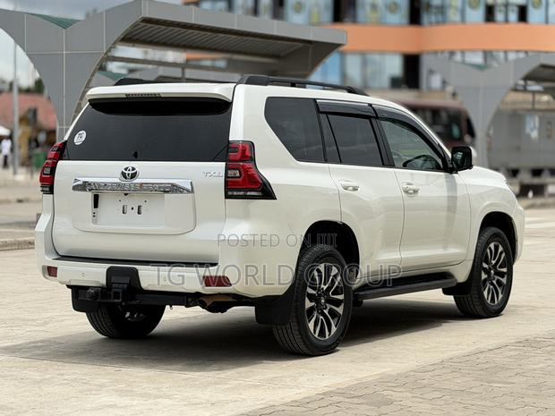 Toyota Land Cruiser Prado 2.8 2023 White