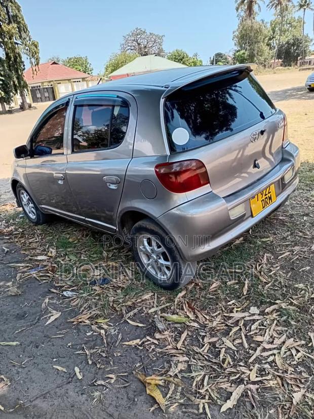 Toyota Vitz 2004 Gray