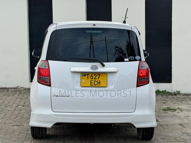 Toyota Ractis 2005 White