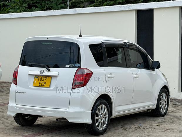 Toyota Ractis 2005 White