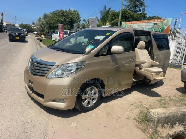 Toyota Alphard 2009 Gold