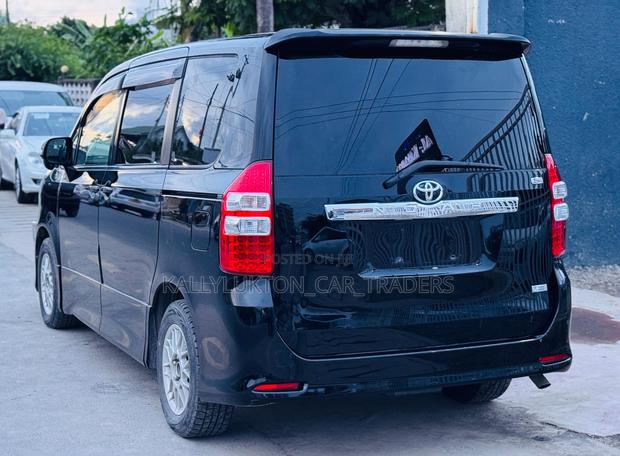 Toyota Noah 2009 Black