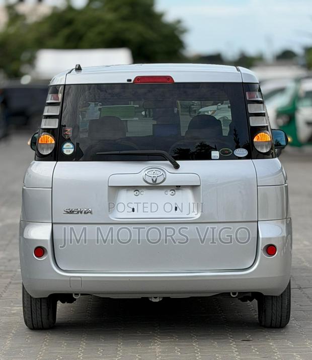 Toyota Sienta 2009 Silver