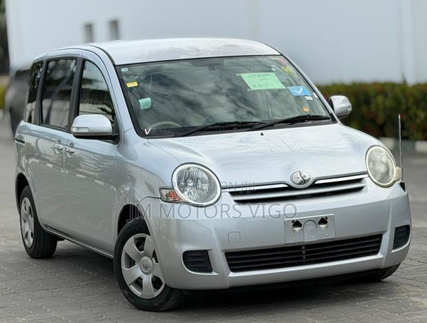 Toyota Sienta 2009 Silver