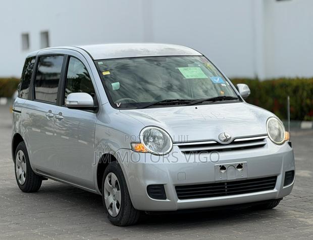 Toyota Sienta 2009 Silver