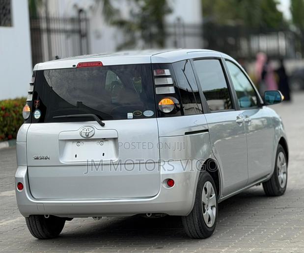Toyota Sienta 2009 Silver