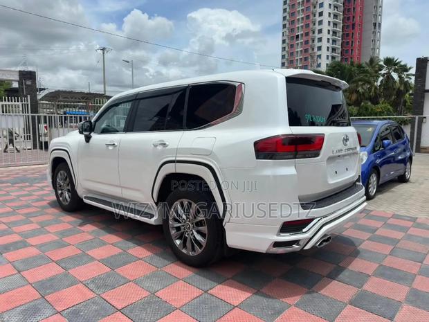 Toyota Land Cruiser 2024 Gold