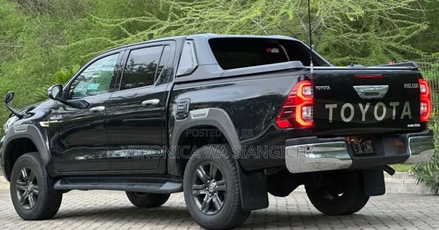 Toyota Hilux 2021 Black