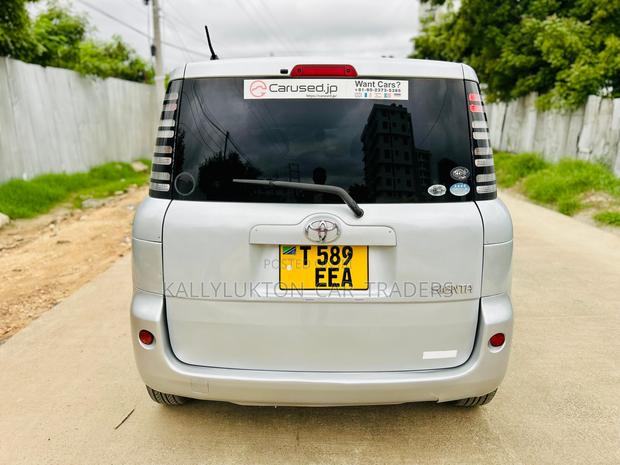 Toyota Sienta 2005 Silver