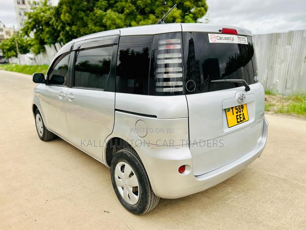 Toyota Sienta 2005 Silver