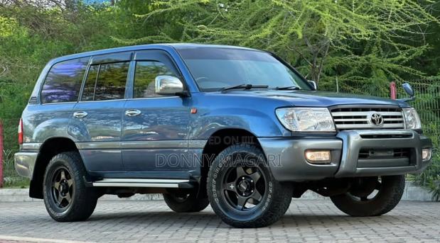 Toyota Land Cruiser 2000 Gray