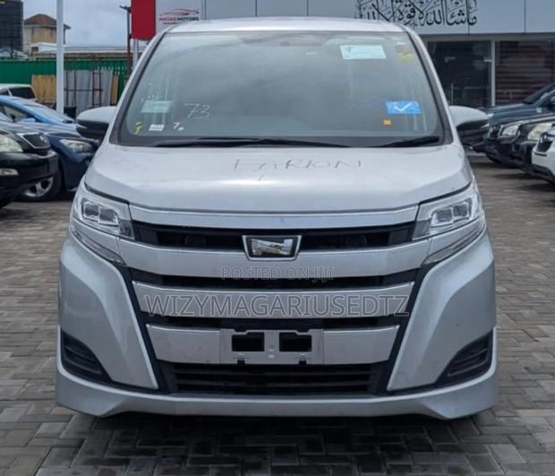 Toyota Noah 2018 Silver