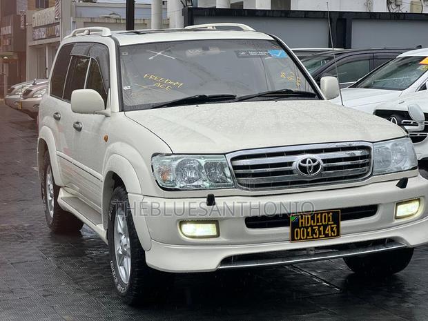 Toyota Land Cruiser 2001 White