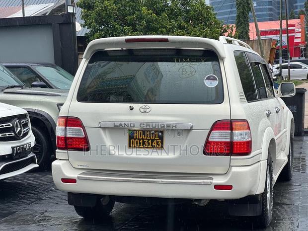 Toyota Land Cruiser 2001 White