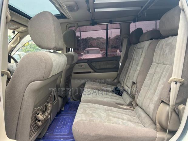 Toyota Land Cruiser 2001 White
