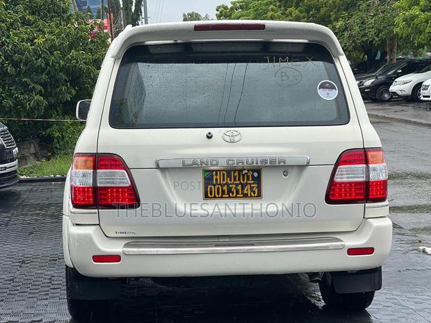 Toyota Land Cruiser 2001 White