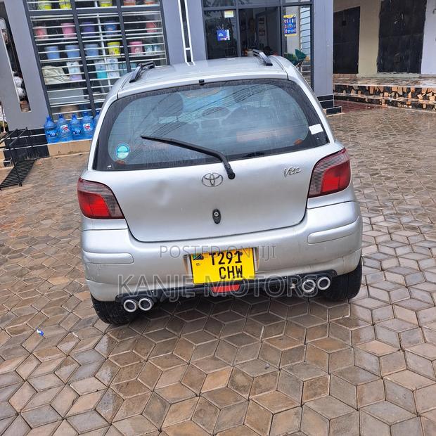 Toyota Vitz 2003 Silver