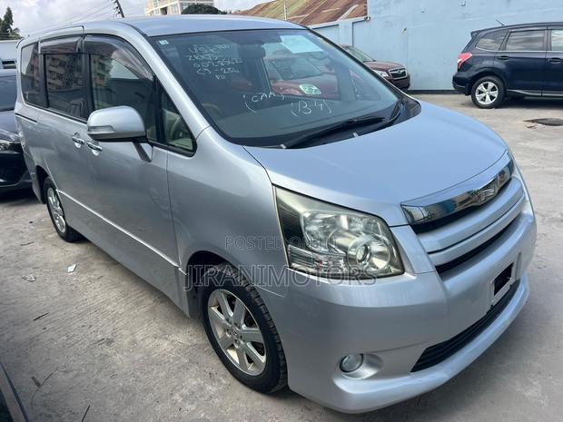 Toyota Noah 2009 Silver