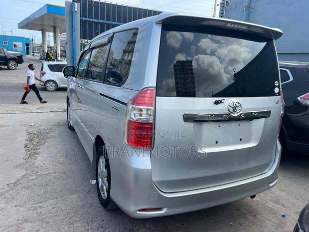 Toyota Noah 2009 Silver