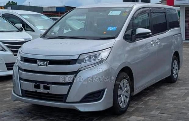 Toyota Noah 2018 Silver