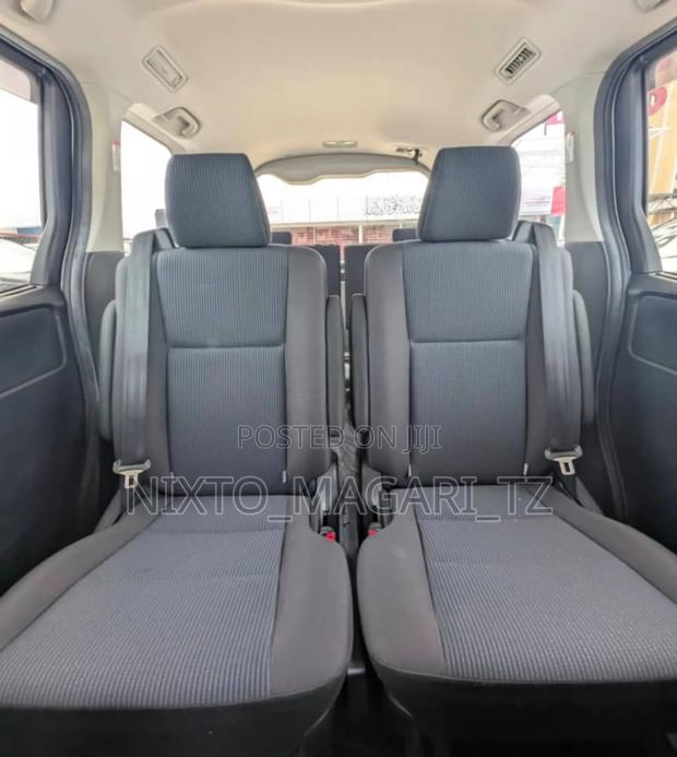 Toyota Noah 2018 Silver
