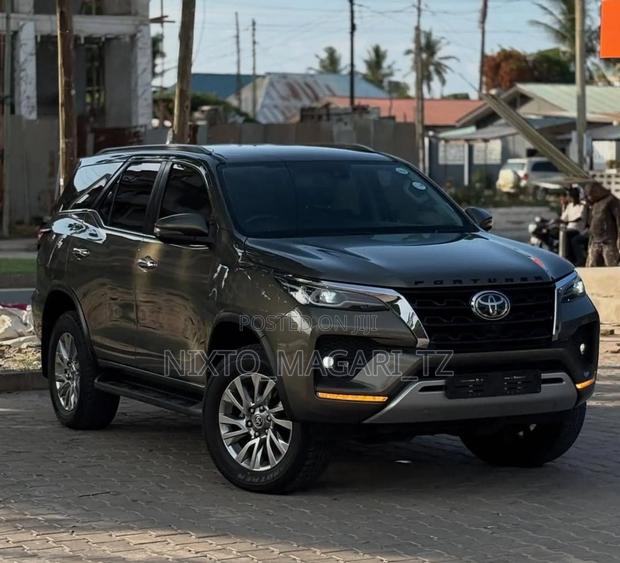 Toyota Fortuner 2022 Gray