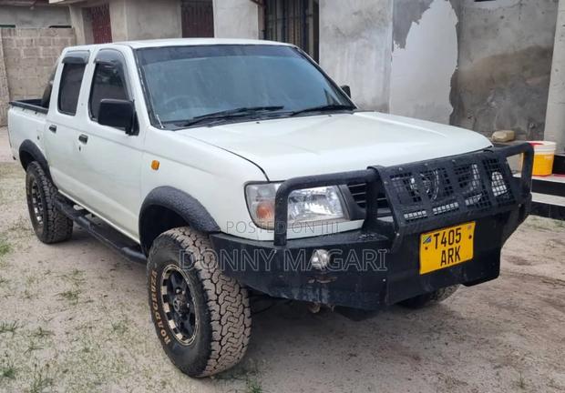 Nissan Hardbody 2012 White