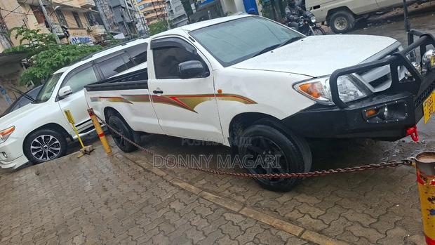 Toyota Hilux 2012 White