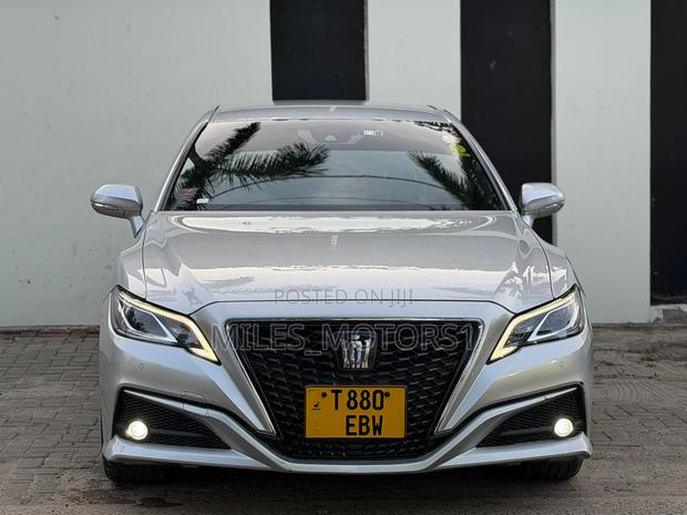 Toyota Crown 2018 Silver