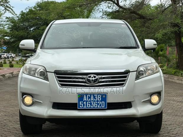 Toyota Vanguard 2010 White