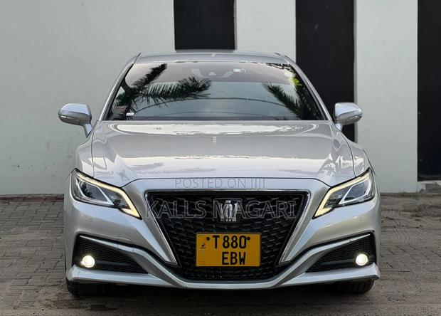 Toyota Crown 2018 Silver
