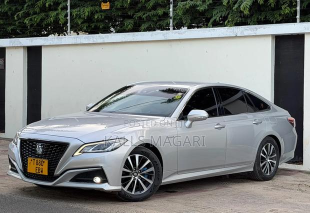 Toyota Crown 2018 Silver