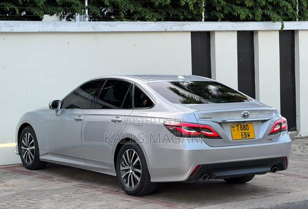 Toyota Crown 2018 Silver
