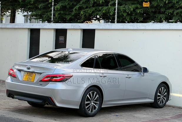 Toyota Crown 2018 Silver