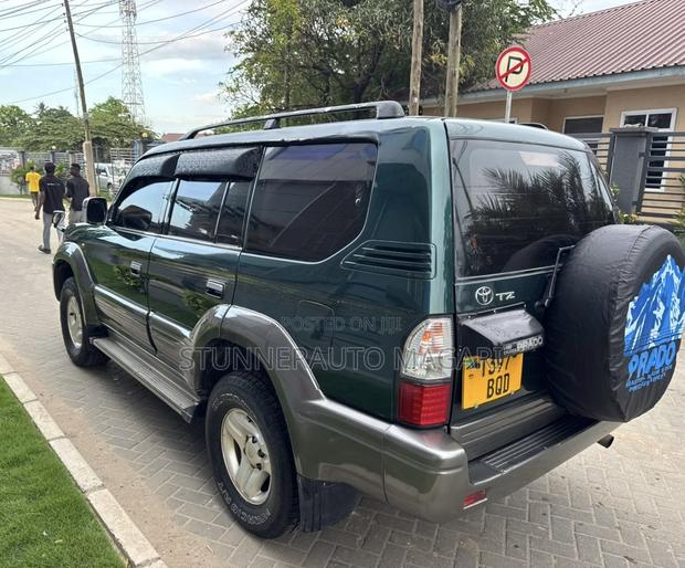 Toyota Land Cruiser Prado 2000 Green