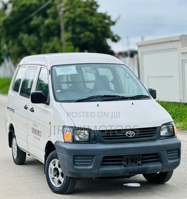 Toyota LiteAce Noah 2000 White