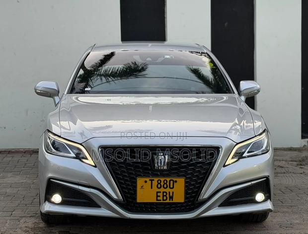 Toyota Crown 2018 Silver
