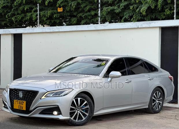 Toyota Crown 2018 Silver