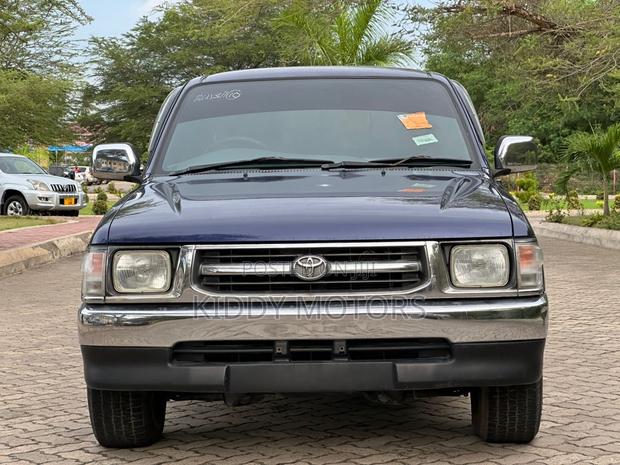 Toyota Hilux 2000 Blue
