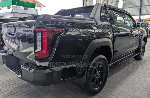 New Toyota Hilux 2025 Black