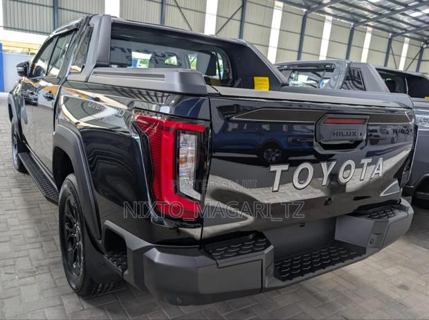 New Toyota Hilux 2025 Black