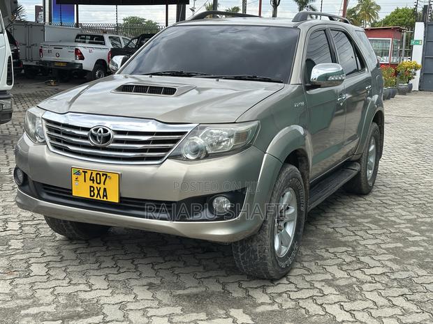 Toyota Fortuner 2.7 AWD 2010 Gold