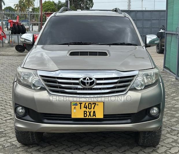 Toyota Fortuner 2011 Gold