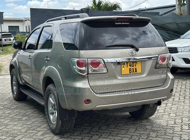Toyota Fortuner 2011 Gold