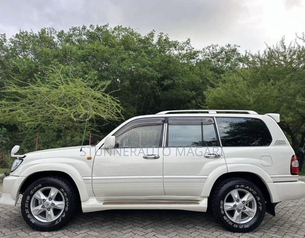 Toyota Land Cruiser 2000 Pearl
