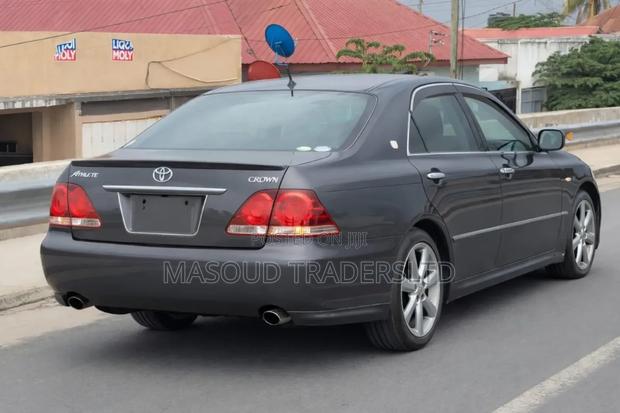 Toyota Crown 2006 Gray