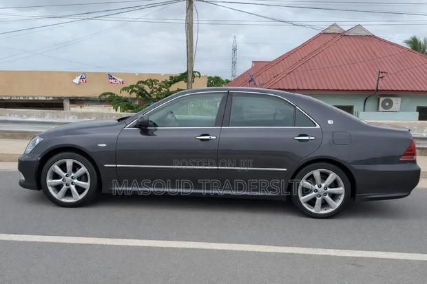Toyota Crown 2006 Gray