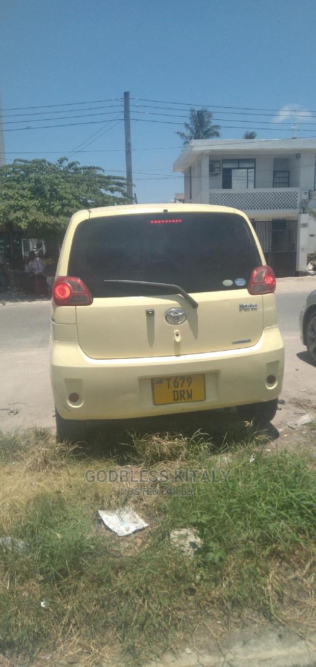 Toyota Porte 2006 Yellow