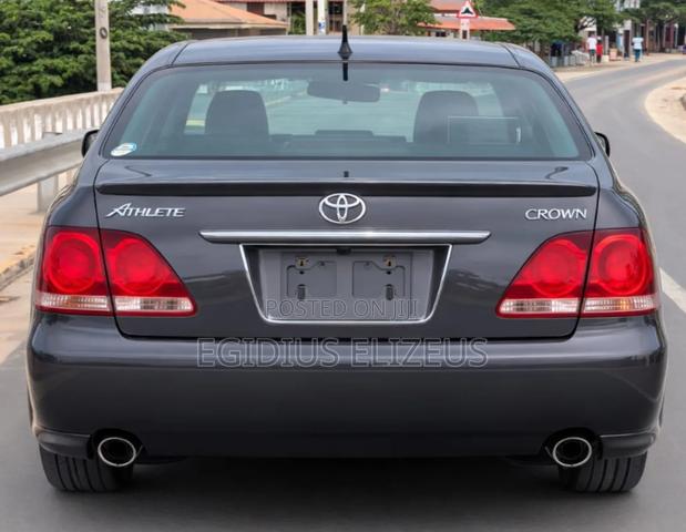 Toyota Crown Royale 2005 Gray
